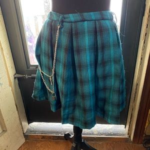 Plaid skirt with metal claps